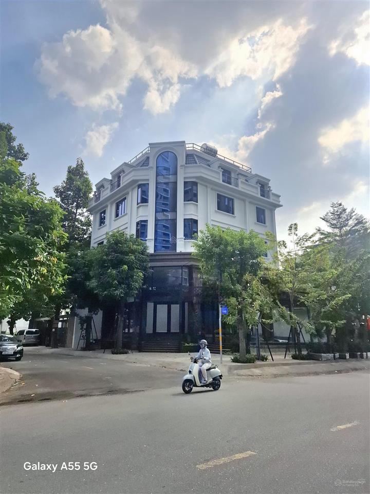 Cho thuê nhà góc 2 mặt tiền tạ hiện quận 2 dt 15x18m, 4 tầng