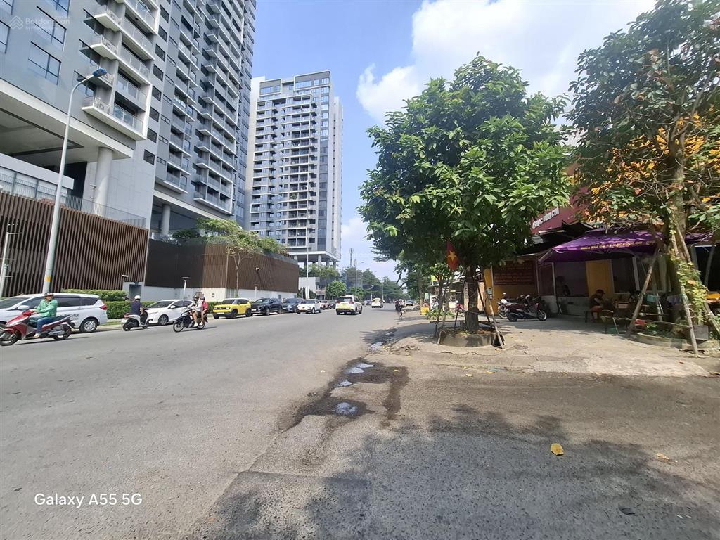 Cho thuê nhà góc 2 mặt tiền tạ hiện quận 2 dt 15x18m, 4 tầng