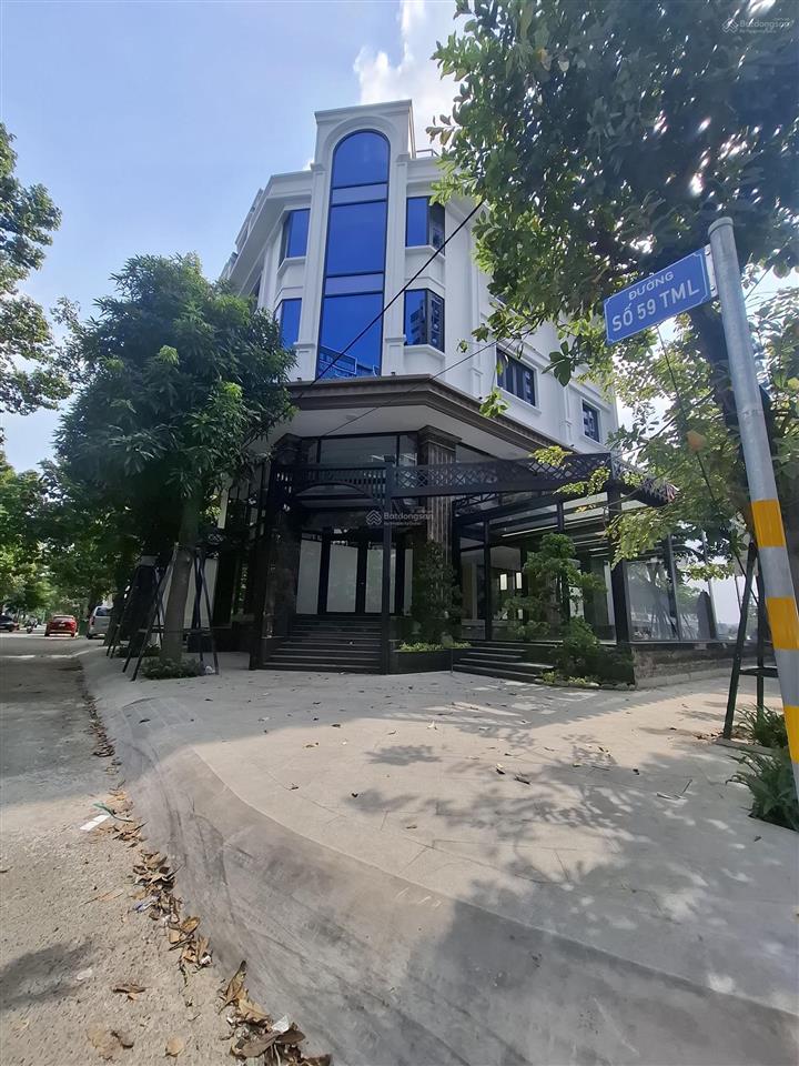 Cho thuê nhà góc 2 mặt tiền tạ hiện quận 2 dt 15x18m, 4 tầng