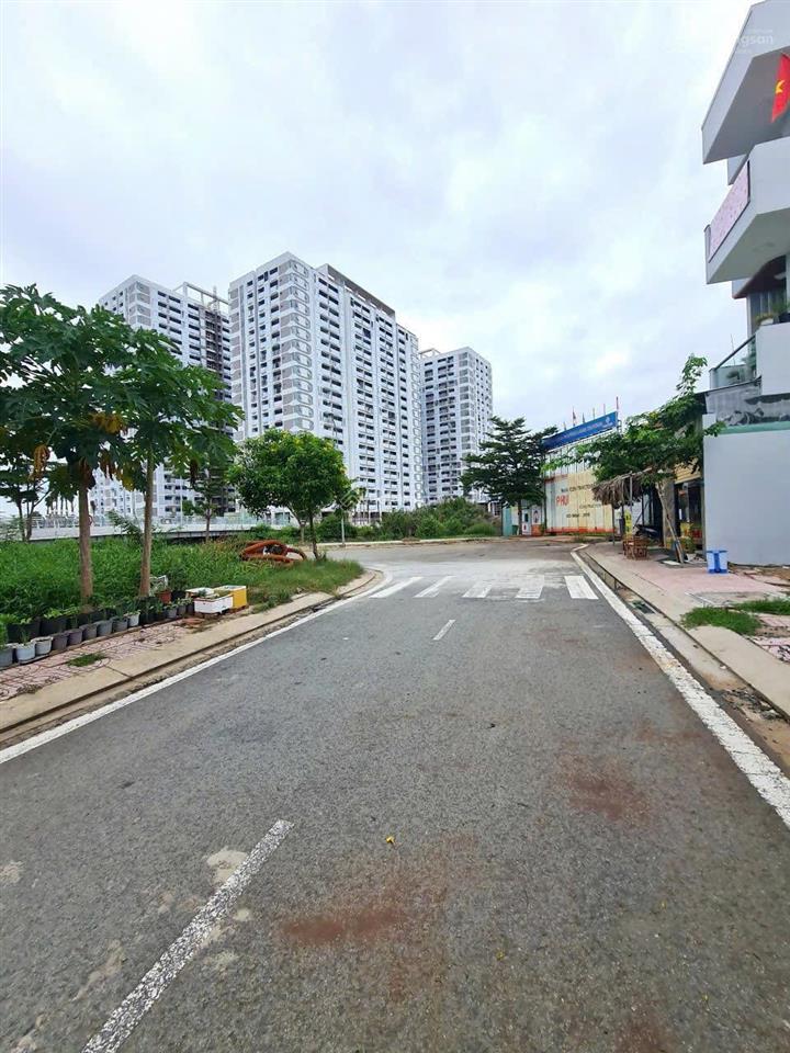 Lô duy nhất thông ra 6 block căn hộ trong kdc centana, gần sông dt 56,4m2 giá 4,5 tỷ