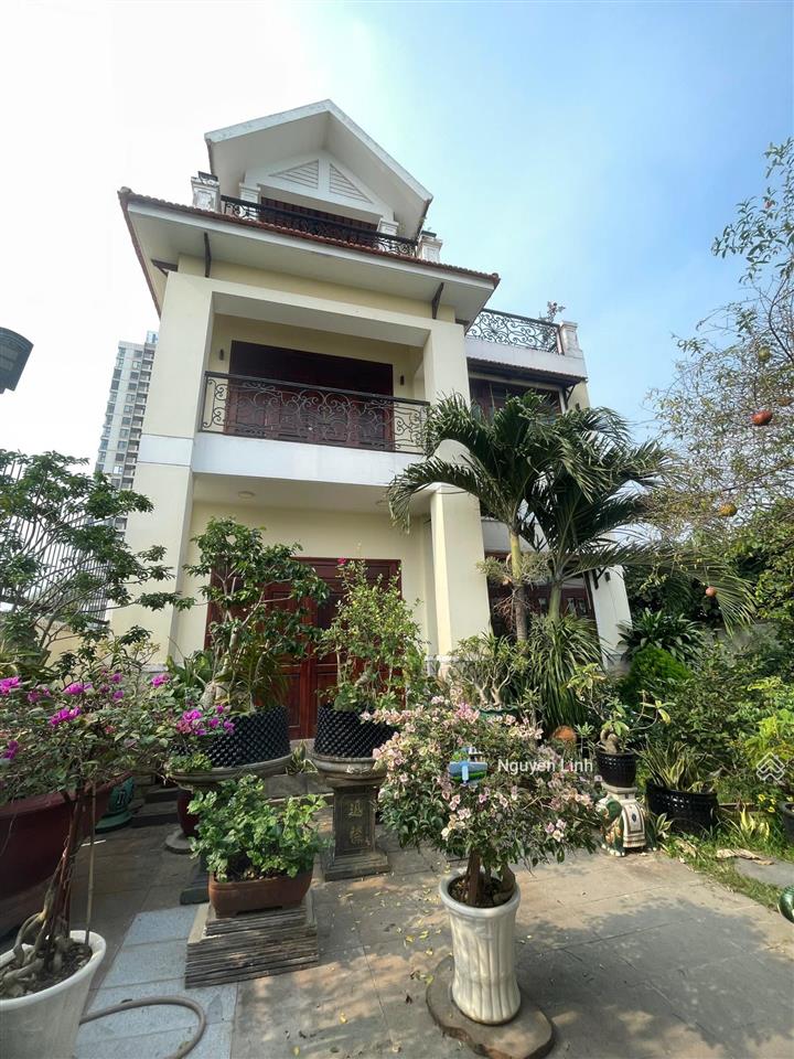 Bán căn biệt thự hồ bơi sân vườn 384m2 tại khu dân cư đại học bách khoa q9 cũ tphcm