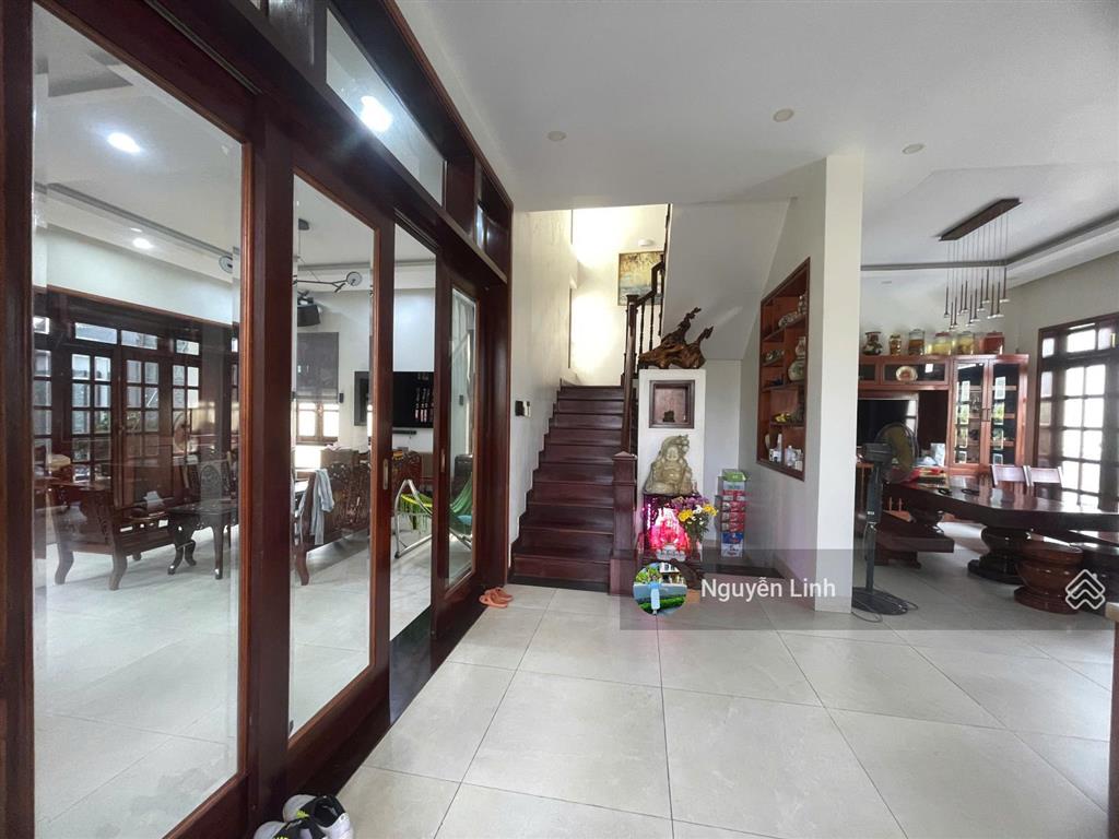 Bán căn biệt thự hồ bơi sân vườn 384m2 tại khu dân cư đại học bách khoa q9 cũ tphcm