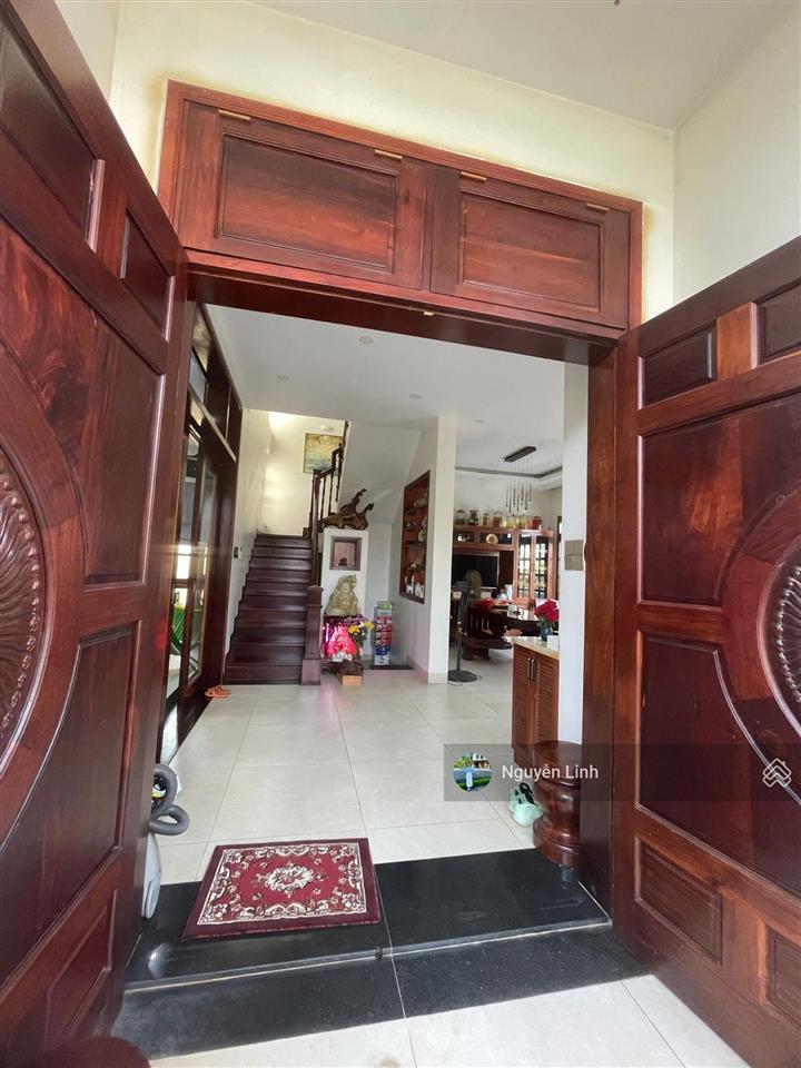 Bán căn biệt thự hồ bơi sân vườn 384m2 tại khu dân cư đại học bách khoa q9 cũ tphcm