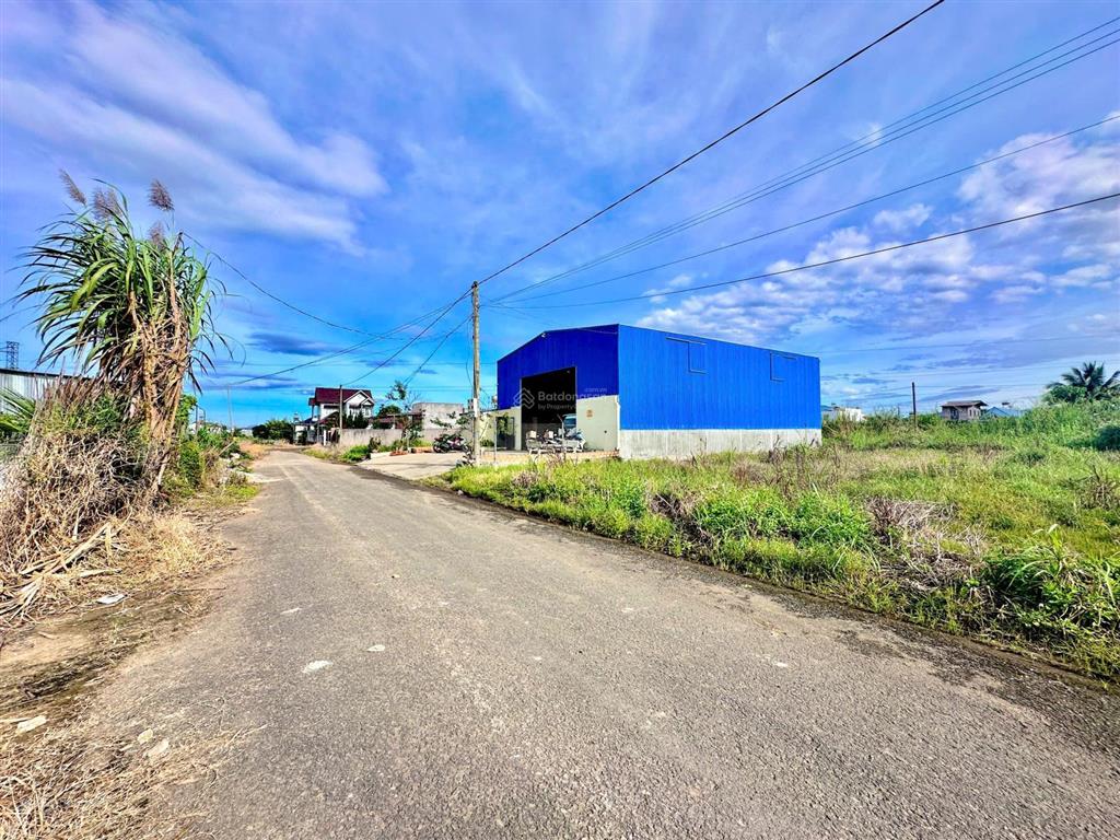 Một lô đất full thổ cư, mặt tiền nhựa, nhưng giá chỉ hơn 1 tỷ. một lựa chọn để an cư gần trung tâm.