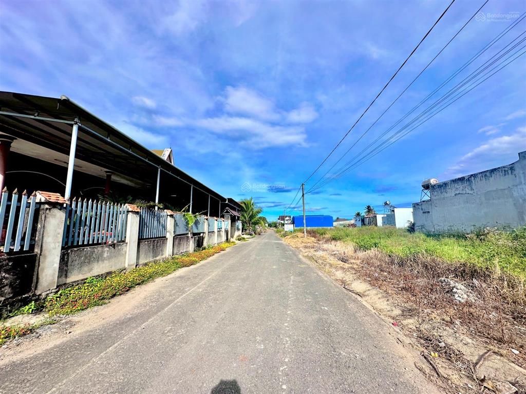 Một lô đất full thổ cư, mặt tiền nhựa, nhưng giá chỉ hơn 1 tỷ. một lựa chọn để an cư gần trung tâm.