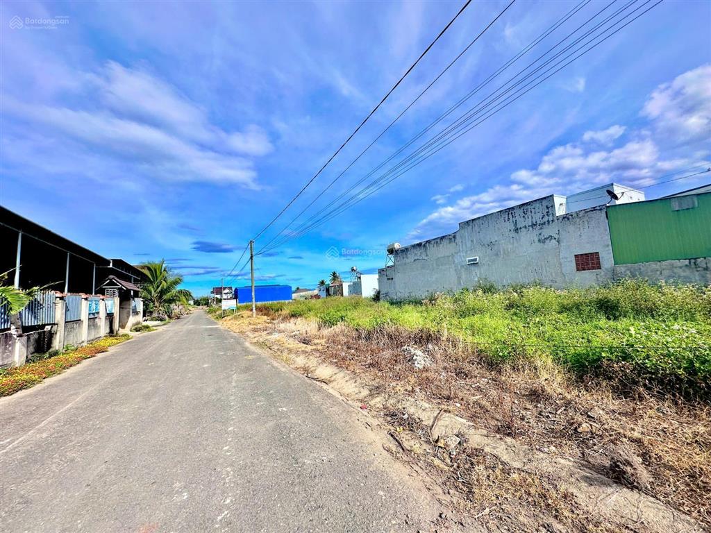 Một lô đất full thổ cư, mặt tiền nhựa, nhưng giá chỉ hơn 1 tỷ. một lựa chọn để an cư gần trung tâm.