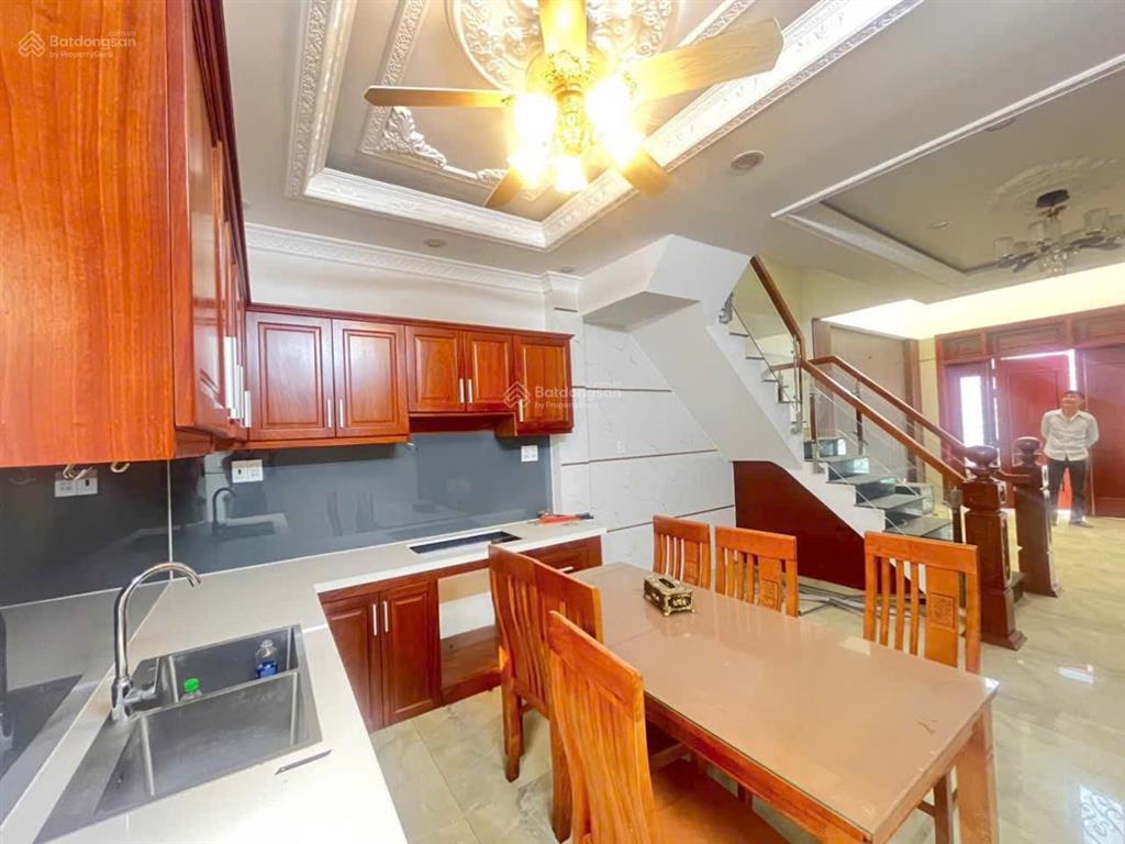 Nhà 4 tầng. hẻm 1 xẹt rộng 9m. gần mặt tiền phạm văn đồng. linh tây. gần chợ thủ đức. cao ráo sạch