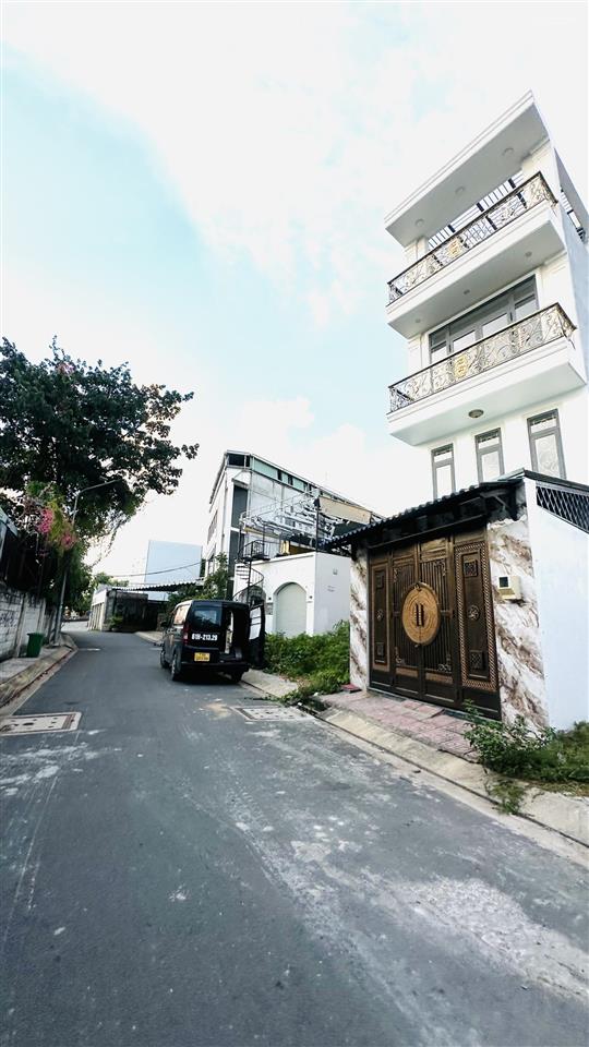 Nhà 4 tầng. hẻm 1 xẹt rộng 9m. gần mặt tiền phạm văn đồng. linh tây. gần chợ thủ đức. cao ráo sạch