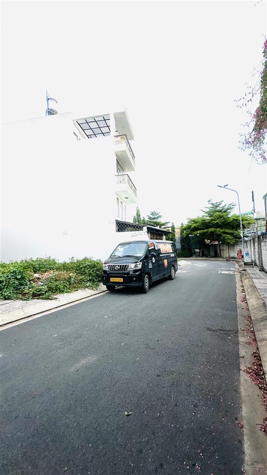 Nhà 4 tầng. hẻm 1 xẹt rộng 9m. gần mặt tiền phạm văn đồng. linh tây. gần chợ thủ đức. cao ráo sạch