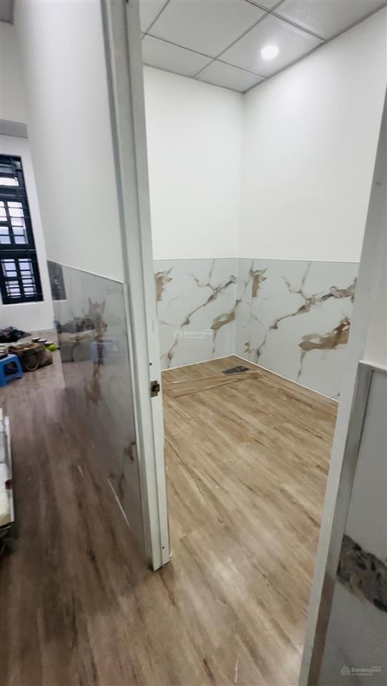 Nhà lầu. hẻm 2m. gần mặt tiền. 3 phòng ngủ. ngay chân cầu bình triệu. bình lợi. phạm văn đồng
