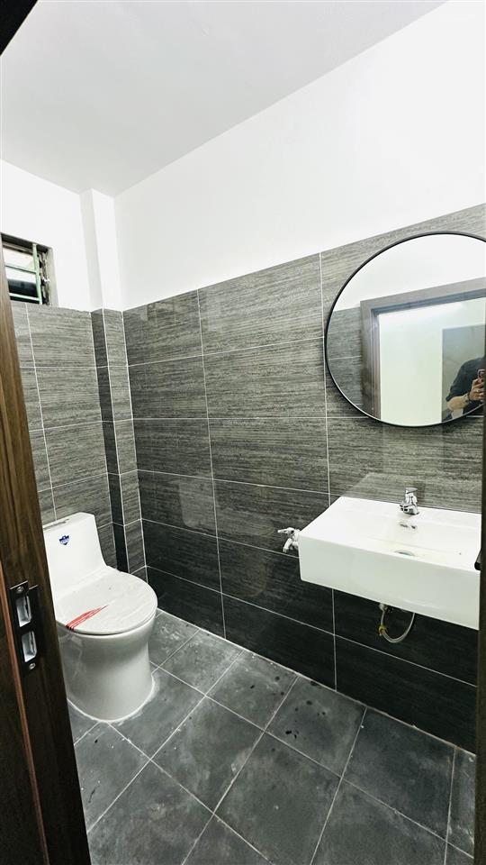 Nhà lầu hẻm ô tô kha vạn cân linh đông. gần phạm văn đồng. chợ thủ đức. sổ hồng riêng sạch. giá tốt