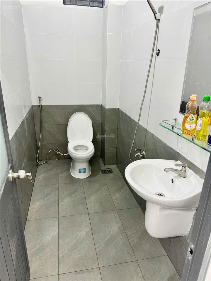 Nhà lầu. sạch đẹp cao ráo. phạm văn đồng. linh tây. gần chợ thủ đức. đại học cảnh sát. thủ đức