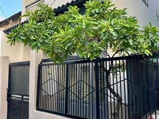 Nhà lầu. sạch đẹp cao ráo. phạm văn đồng. linh tây. gần chợ thủ đức. đại học cảnh sát. thủ đức
