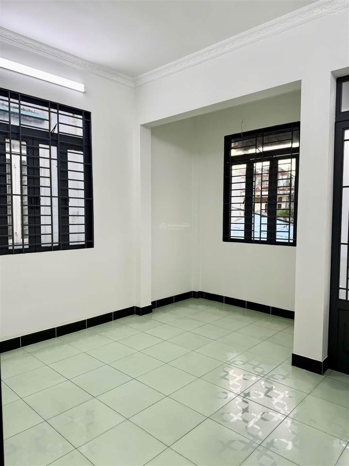 Nhà lầu. sạch đẹp cao ráo. phạm văn đồng. linh tây. gần chợ thủ đức. đại học cảnh sát. thủ đức