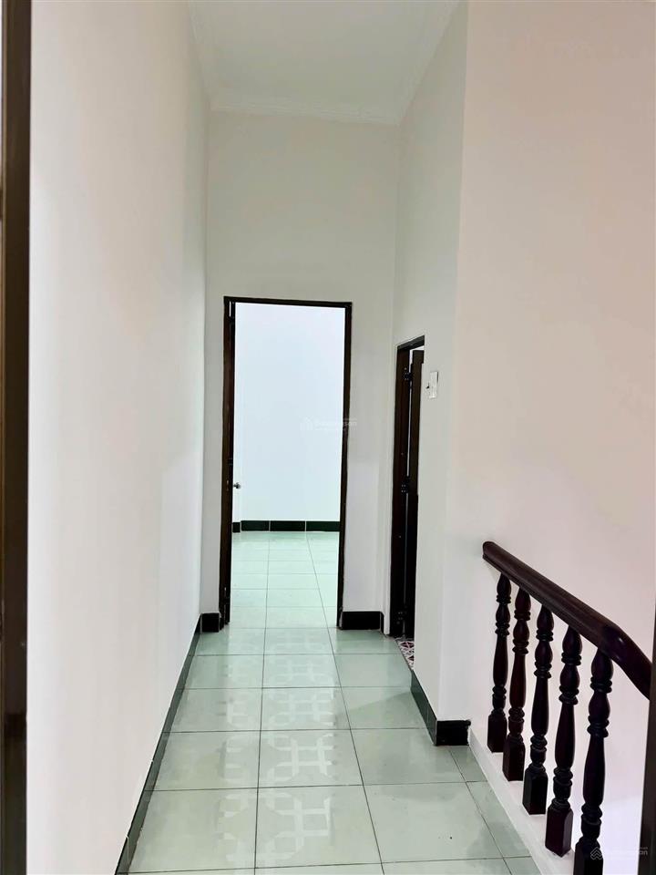 Nhà lầu. sạch đẹp cao ráo. phạm văn đồng. linh tây. gần chợ thủ đức. đại học cảnh sát. thủ đức