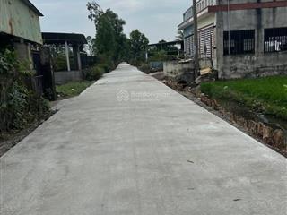 Bán đất mặt tiền bê tông liên xã hkđ giáp tt đức hòa sổ hồng 890 triệu/ nền