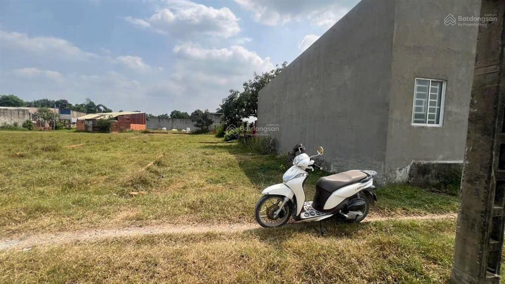 Cần bán đất đường chợ chiều 690 triệu, sổ hồng, dân đông.