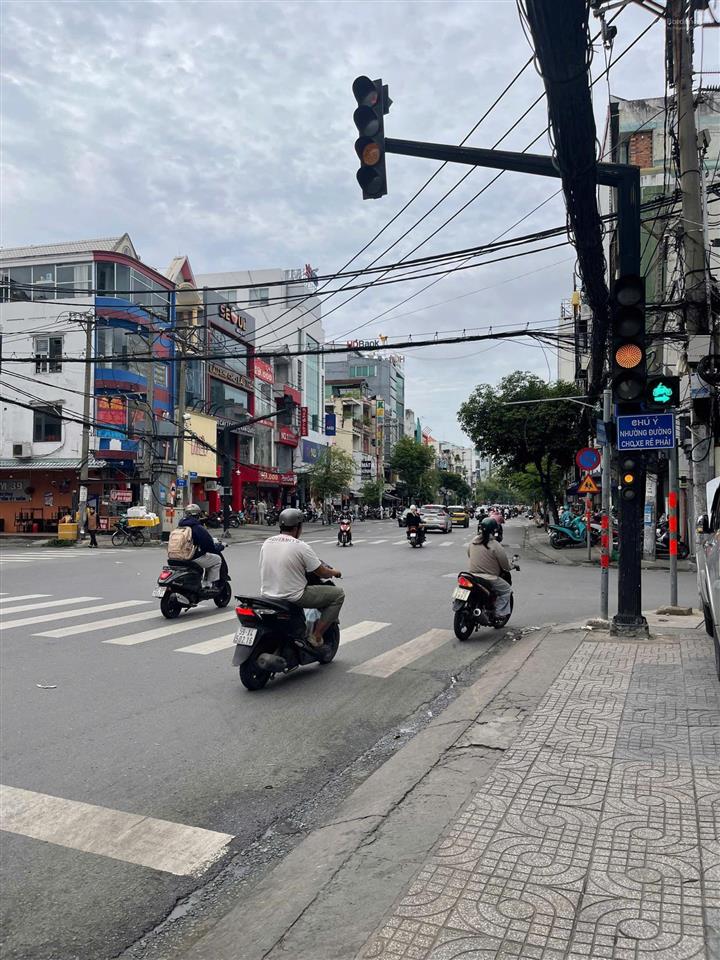 Khuôn đất mt nguyễn gia trí bình thạnh  dt 13x20m  cn 268m2  hđt 228tr  giá 100 tỷ