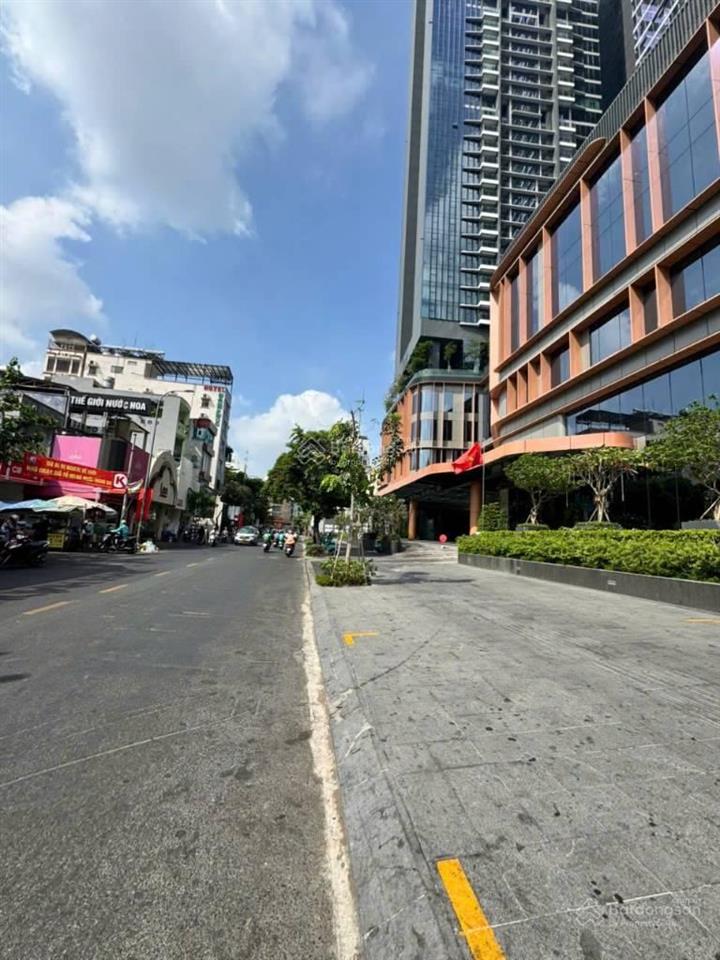Vị trí vàng nguyễn trãi  8.5x24m (cn 266m²)  hđt 100tr/tháng  5 tầng hẻm hông 5m  giá 120 tỷ