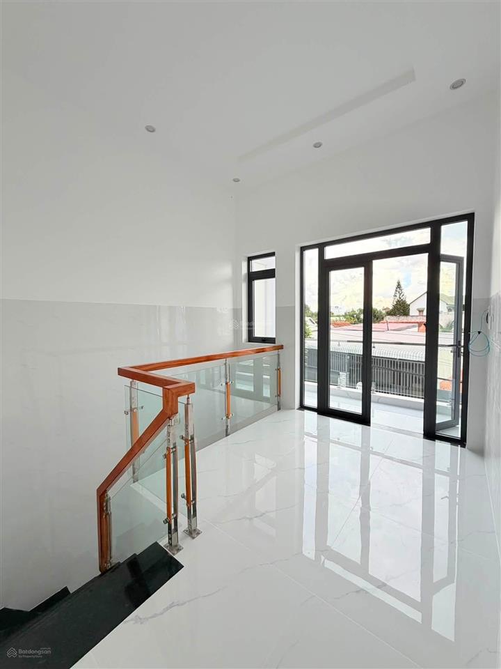 Căn nhà mới toanh 100%
 đc 1/nguyễn văn thành dt 4x19, thổ cư 60m² cách ngã 4 sở sao 200m