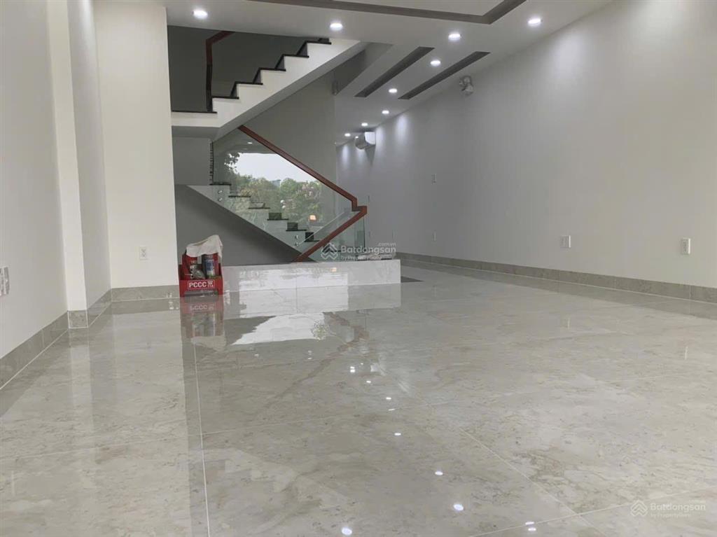 Cho thuê nhà phố him lam quận 7, 450m2, hầm, 6pn, 59 triệu/tháng bao thuế