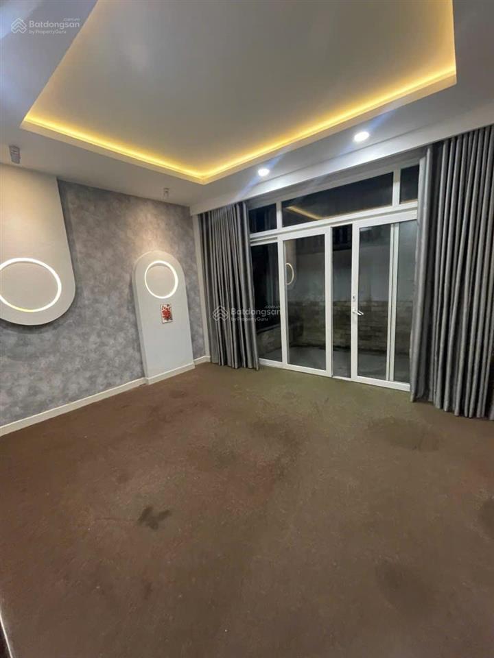 Cho thuê nhà phố mặt tiền hoàng trọng mậu, khu him lam. 6 lầu, 10 phòng, 6 wc có thang máy 78 triệu