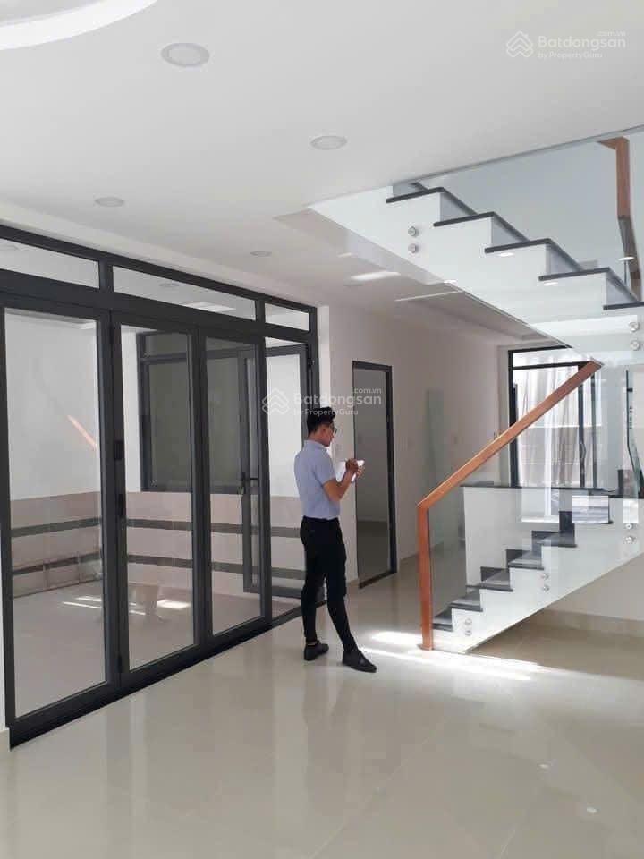 Nhà hẻm 8m đường âu cơ, 8.5x17m, 1 trệt, 2 lầu, sân thượng, 4pn, 5wc, giá 28 triệu