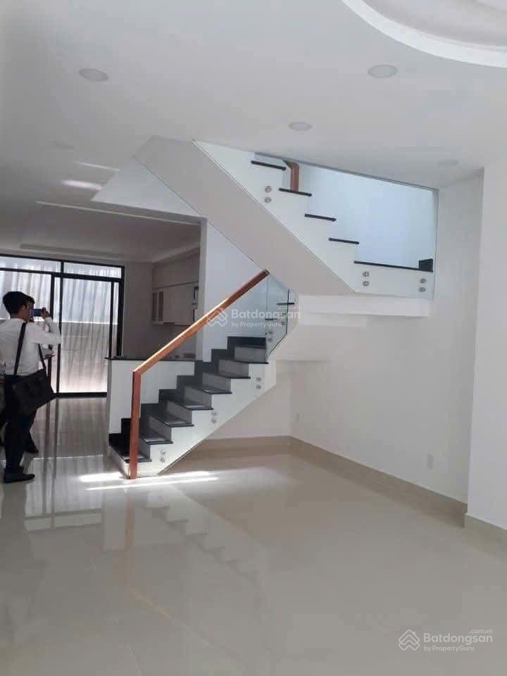 Nhà hẻm 8m đường âu cơ, 8.5x17m, 1 trệt, 2 lầu, sân thượng, 4pn, 5wc, giá 28 triệu