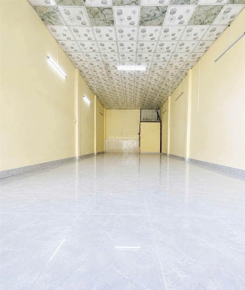 Nhà mặt tiền lũy bán bích 4.5x15m, giá 15 triệu khu đông đúc