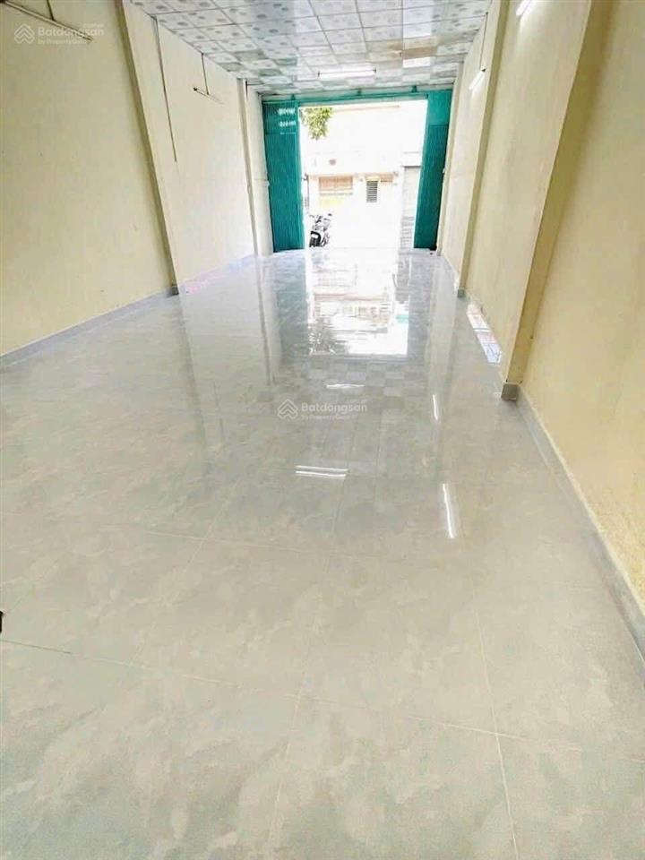 Nhà mặt tiền lũy bán bích 4.5x15m, giá 15 triệu khu đông đúc
