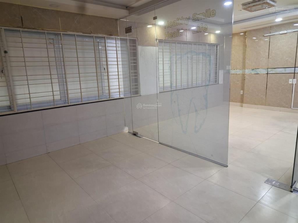 Nhà mặt tiền lê niệm, 8x20m, 2 lầu, sân thượng, 4pn, 5wc, giá 30 triệu, tl