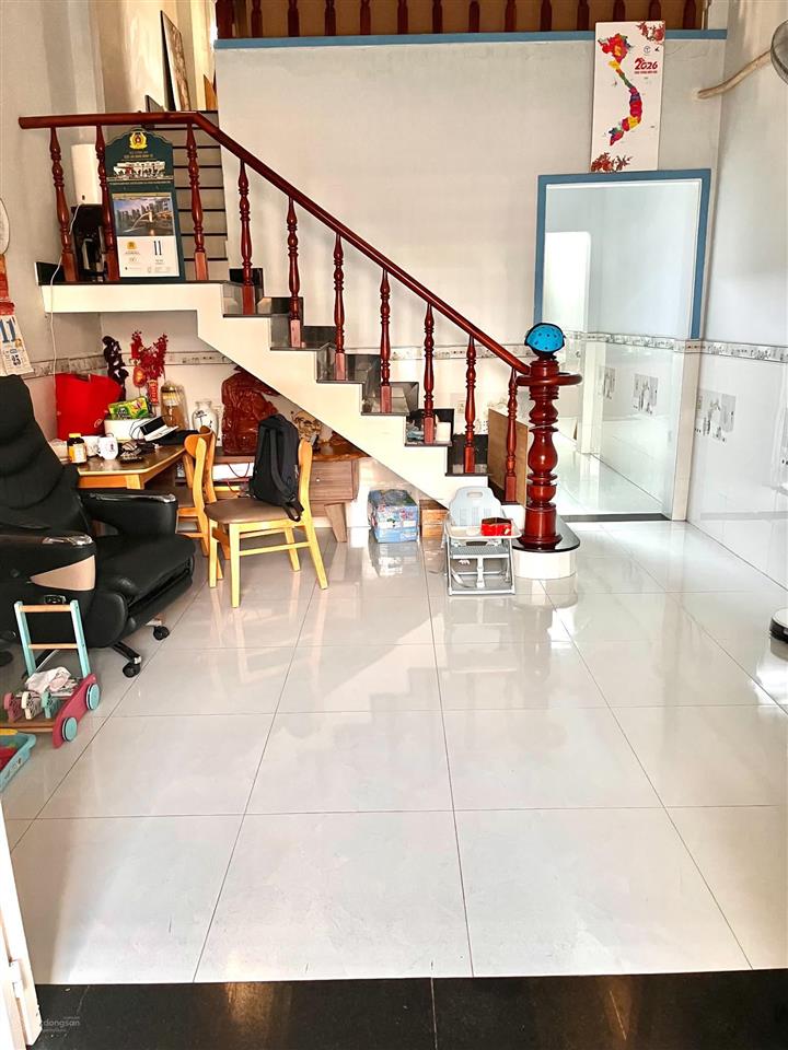 Cần bán căn nhà 1trệt 1 lầu shr 2/ đường phạm thị giây, hóc môn , dt 4x14. giá 3tỷ050 tl.