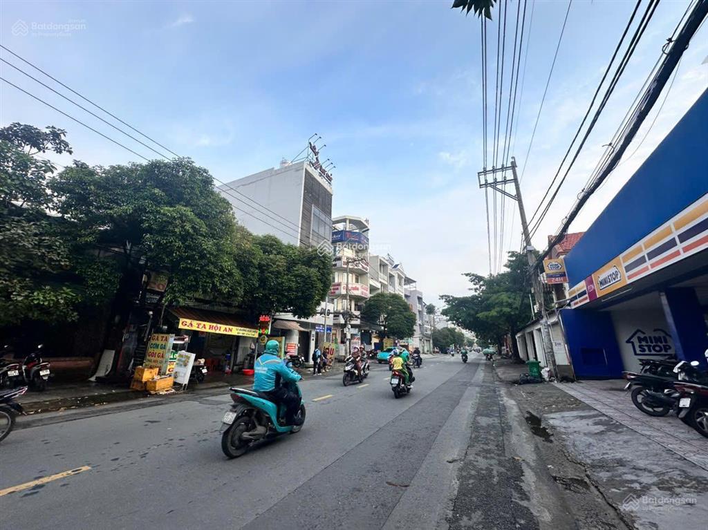 Góc ngã 3 đẹp  mtkd dương đức hiền, p. tây thạnh 16x18m, cấp 4 gác lửng. dòng tiền ~ 1,8 tỷ/năm