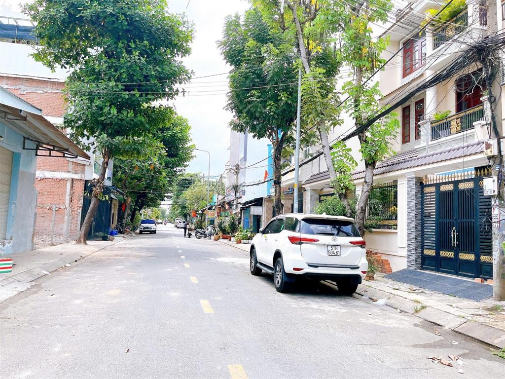 Bán nhà mặt tiền đường 14m khu họ lê, quận tân phú. dt 4x20m, đúc 4 tấm đẹp  giá 11 tỷ còn tl