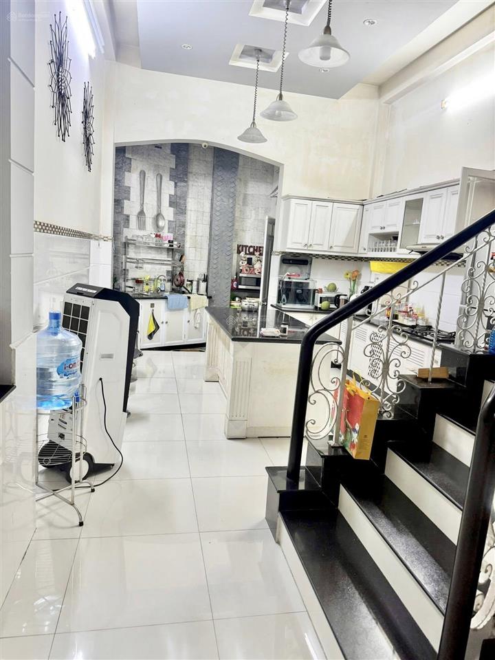 Bán nhà mặt tiền đường 14m khu họ lê, quận tân phú. dt 4x20m, đúc 4 tấm đẹp  giá 11 tỷ còn tl