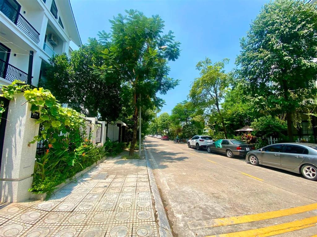 Bán bt vip geleximco khu d  dt200m2  4 tầng  thang máy  full nội thất tiền tỷ  view vường hoa