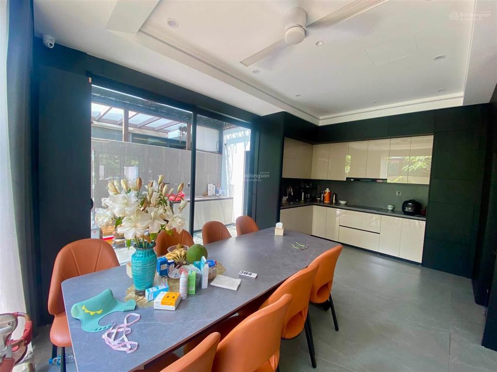 Bán bt vip geleximco khu d  dt200m2  4 tầng  thang máy  full nội thất tiền tỷ  view vường hoa