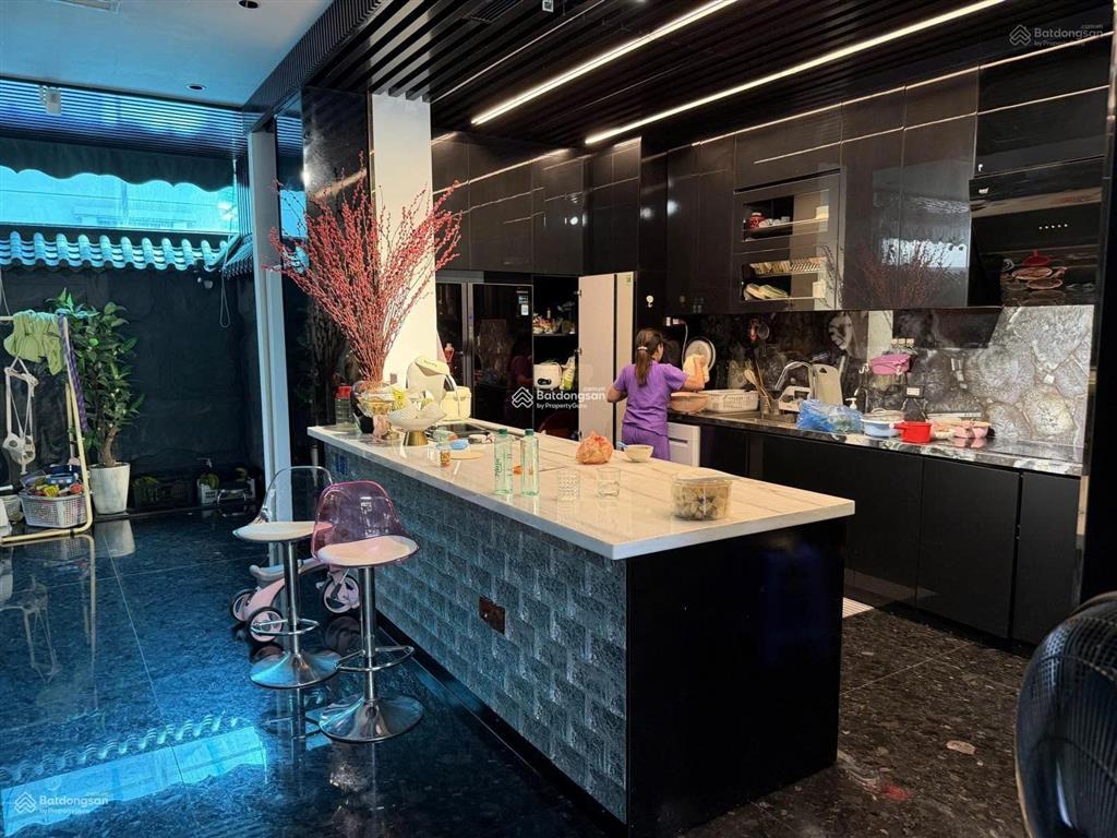 Bán bt geleximco  dt 200m2  thang máy  full nội thất tiền tỷ đá thạch anh  bể bơi  bể cá koi