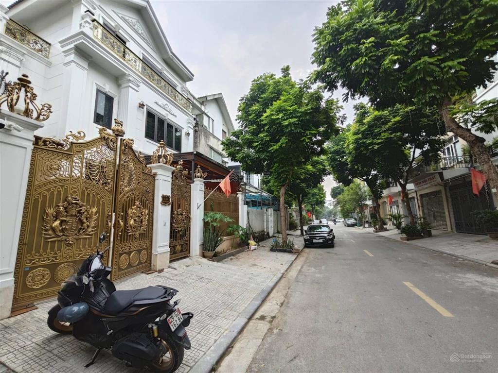 Bán bt kđt văn phú  hà đông dt 200m2  thang máy  dàn pin năng lượng mặt trời full mái  ở sướng