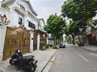 Bán bt kđt văn phú  hà đông dt 200m2  thang máy  dàn pin năng lượng mặt trời full mái  ở sướng