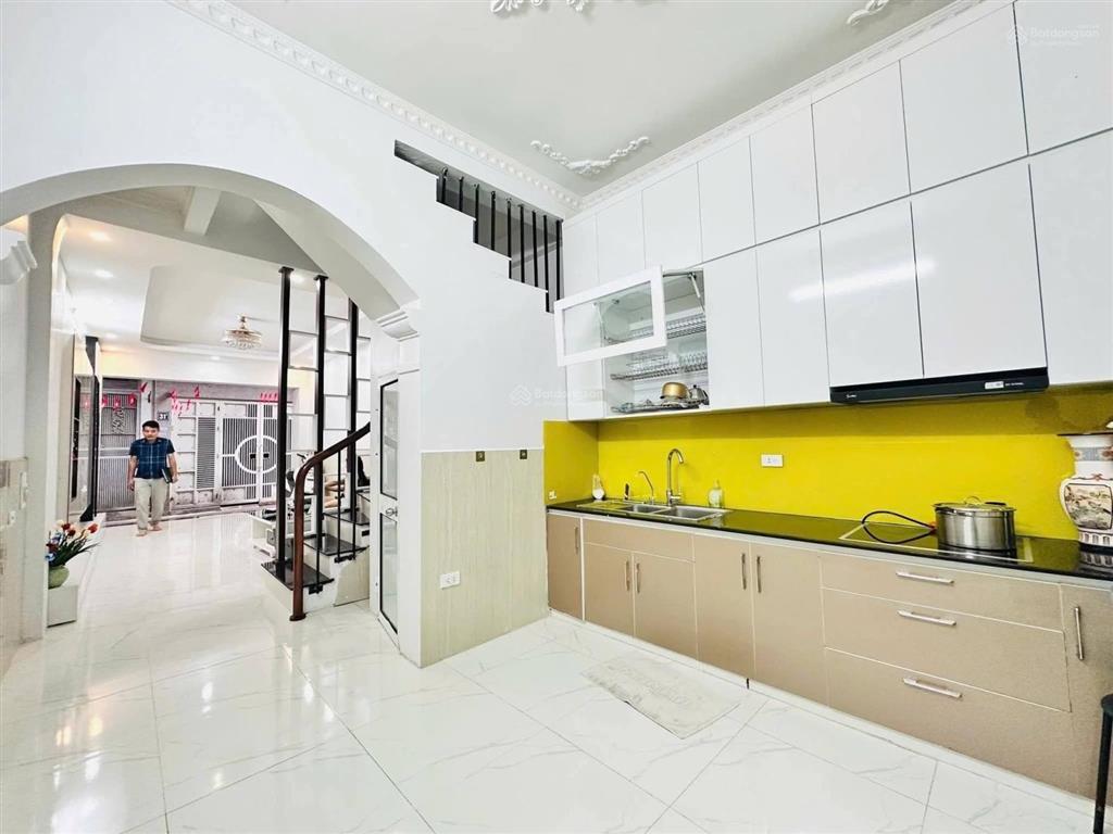 Bán nhà cầu giấy ô tô đỗ cửa lô góc  ngõ thông kinh doanh  giá tốt nhất khu vực
