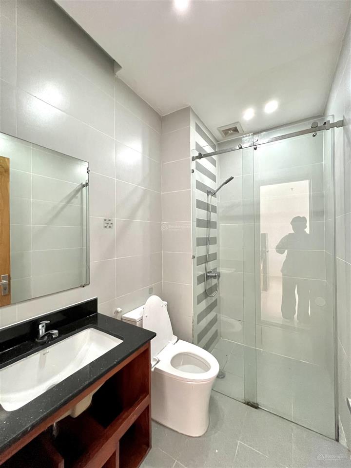 Cho thuê căn hộ cc mini 2pn 60m2 hầm xe thang máy bảo vệ ngay trục cmt8 công viên lê thị riêng