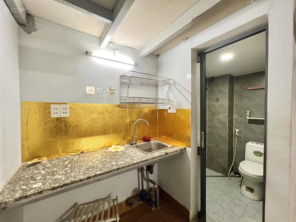 Cho thuê phòng gác trệt lầu cửa sổ 40m2 2wc có nội thất gác 1m9 ngay ba tháng hai q10