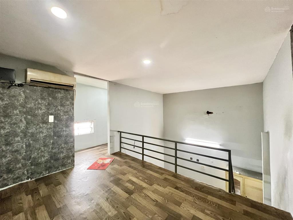 Cho thuê phòng gác trệt lầu cửa sổ 40m2 2wc có nội thất gác 1m9 ngay ba tháng hai q10