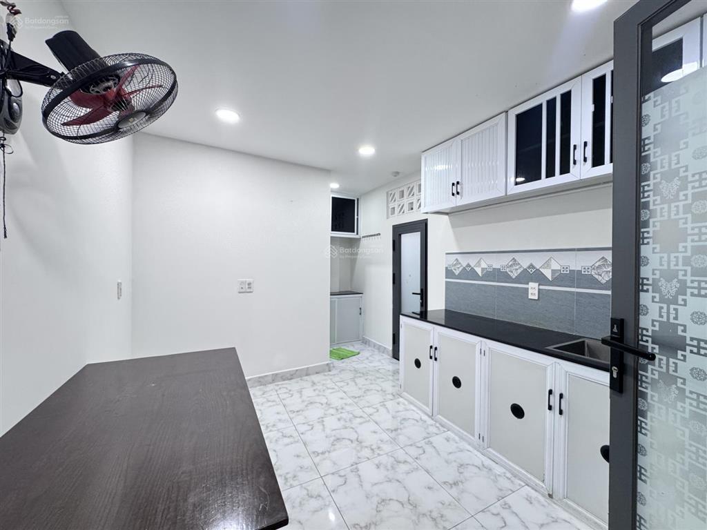 Cho thuê phòng trệt 15m² có nội thất, bếp lớn lối đi riêng phù hợp kinh doanh online, ngay hòa hảo