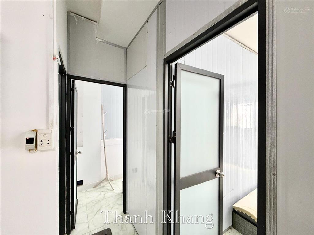 Cho thuê phòng 2pn 4ng4xe 45m2 balcon lớn full nội thất mgiặt riêng ngay mặt tiền ntl sát ueh q10