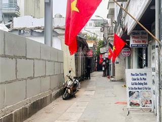 Giá rẻ chỉ 180tr/m2 nhà đẹp 3 tầng ở ngay phố cầu giấy. dt 110m2 mt 5m nở hậu  30m ra ôtô tránh