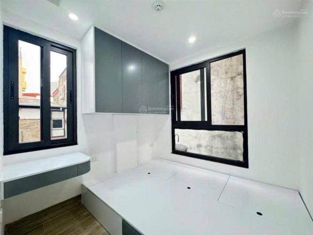 Tòa nhà 8 tầng thang máy thành thái  cầu giấy 160m2 mt 9m  ô tô vào nhà  dòng tiền 1.8 tỷ/ năm