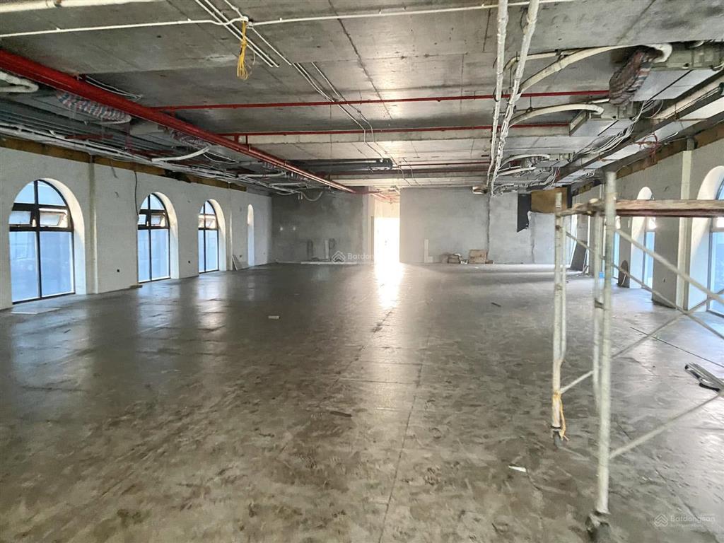 Tòa nhà 15 tầng xây mới mặt phố vip nguyễn phong sắclô góc 4 mặt thoáng588m2 có 2 hầmgiá 600 tỷ
