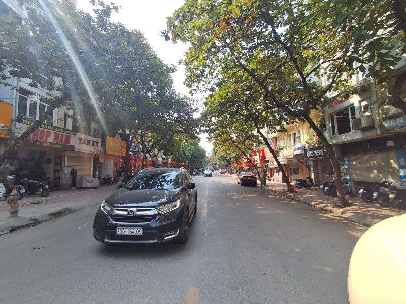 Nhà mặt ngõ Ngọc Lâm 72m² – 7 tầng, có thang máy, phù hợp kinh doanh